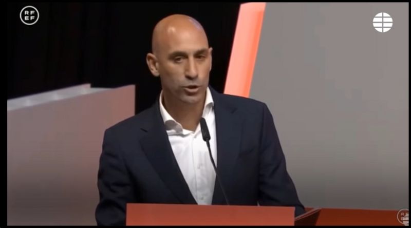 Archivo:Rubiales No Dimite.jpg